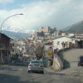 自驾滑雪路过意大利山区小镇城堡